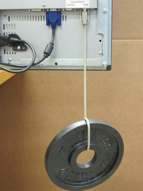 L’immagine mostra la forza della nostra staffa di fissaggio per cavi USB con un peso di 2,3 chili circa