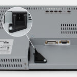 Monitor industriali da 15" per montaggio a rack e touchscreen rugged IP20, veduta uscita cavi CA