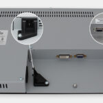 Monitor industriali da 19,5" formato widescreen per montaggio a rack e touchscreen rugged IP20, veduta uscita cavi CA