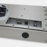 Monitor industriali da 15" per montaggio universale e touchscreen rugged IP65/IP66, veduta dell’uscita cavi CA