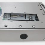 Monitor industriali da 19" per montaggio universale e touchscreen rugged IP65/IP66, veduta dell’uscita cavi CC