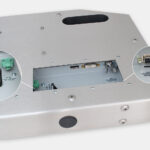 Monitor industriali da 19,5" formato widescreen per montaggio universale e touchscreen rugged IP65/IP66, veduta dell’uscita cavi PCAP